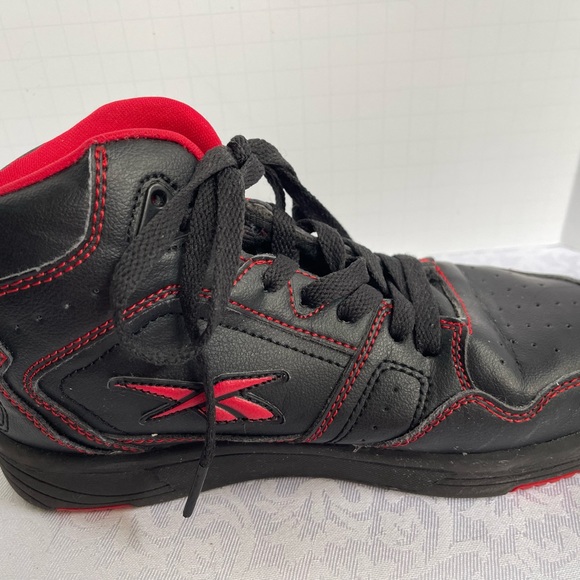 Reebok Youth Basketball Court Shoe. PreOwned. Great condition as shown. SZ 3. - Picture 4 of 12